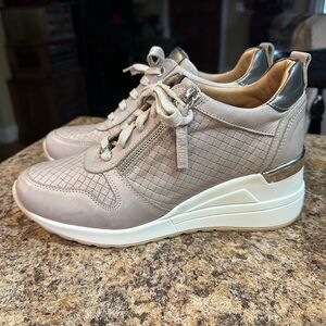 CARMELA LEATHER WEDGE SNEAKER SIZE 41